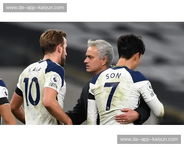 巨星对决：凯恩与琼斯，谁是绿茵场上的王者？